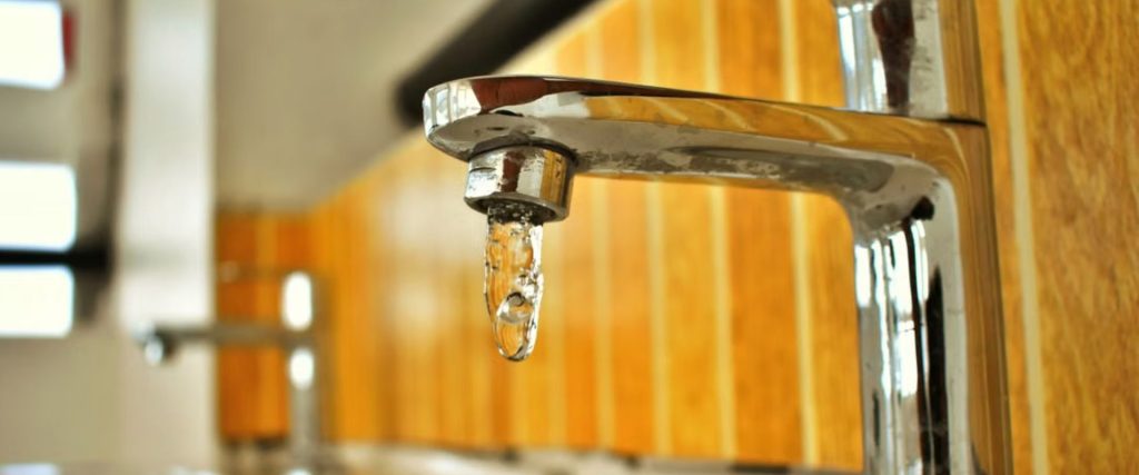 Canalizador a instalar tubagens de água e esgotos durante uma remodelação