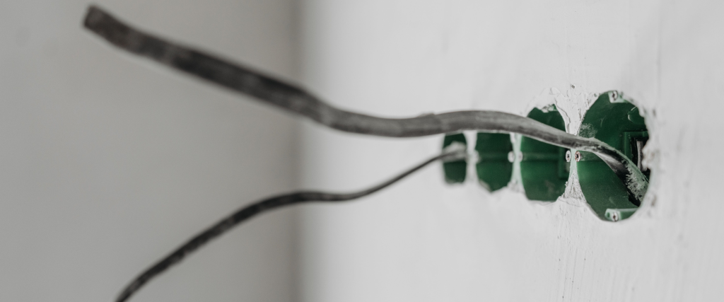 Eletricista a instalar sistema elétrico profissional durante remodelação de casa em Abrantes